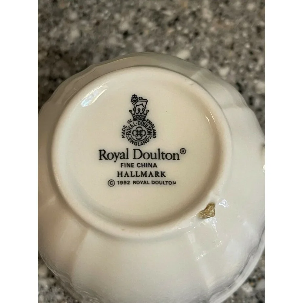 5 Piece Lot Royal Doulton Hallmark 3 cups 2 saucer - Picture 4 of 4